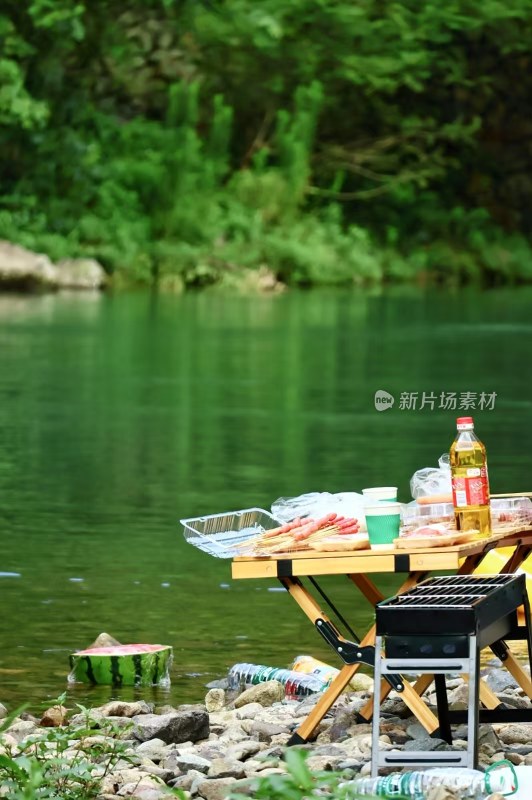 水边烧烤野餐的惬意场景