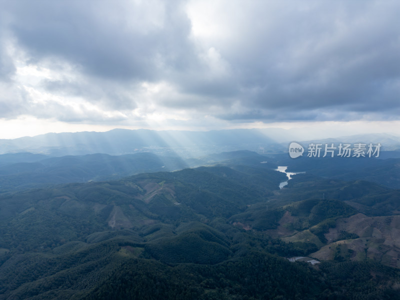 山脉景观与光束效果的高空摄影