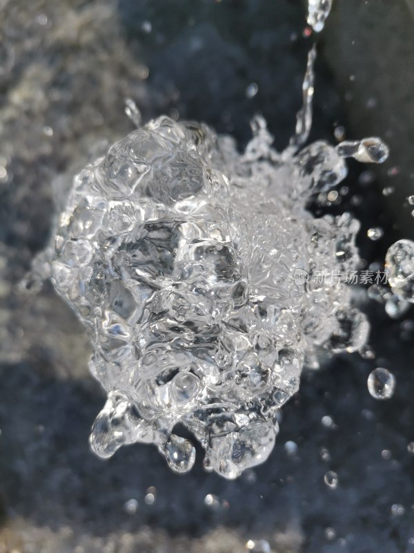 水滴溅起瞬间特写