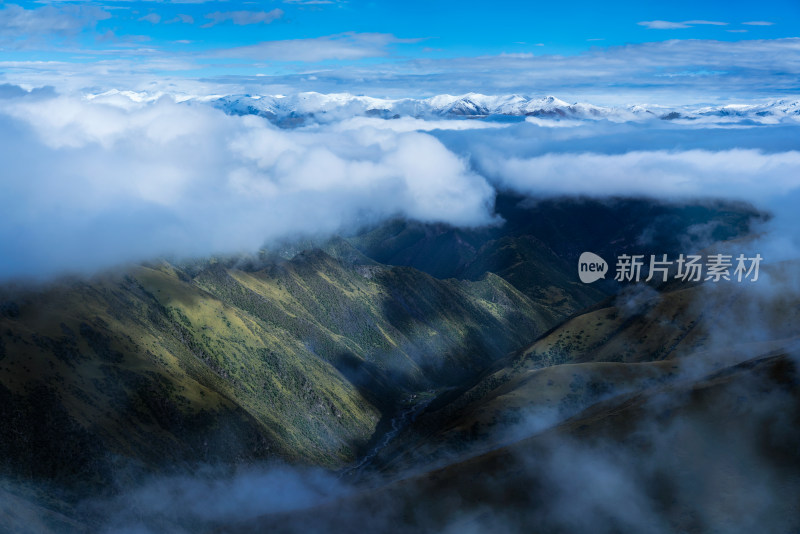 云层上的雪山和云层下的山谷