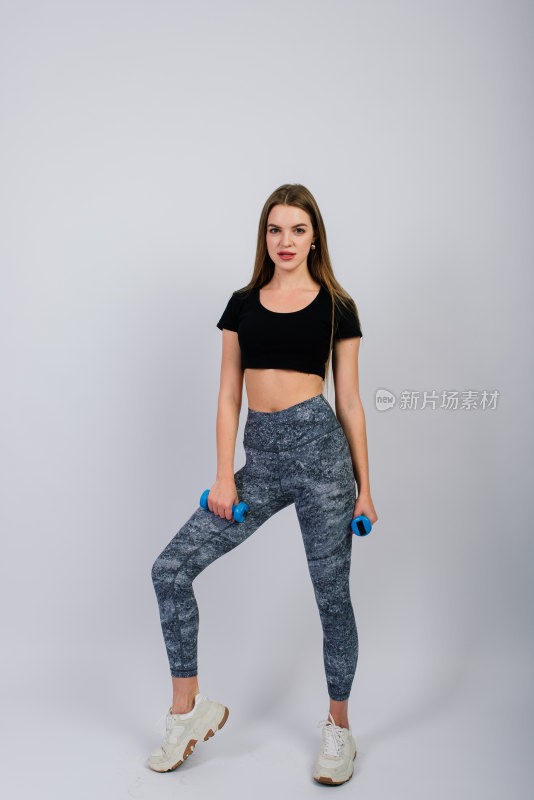 手持哑铃的健身女性