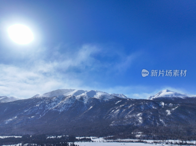 新疆阿勒泰喀纳斯雪景神仙湾晨雾雪山森林