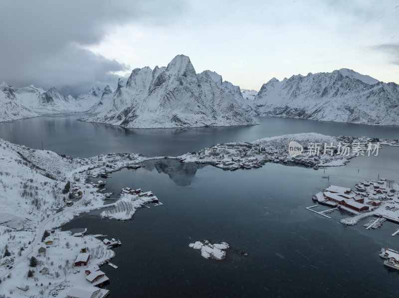 挪威罗弗敦群岛北极圈雷纳冬季雪景高空航拍