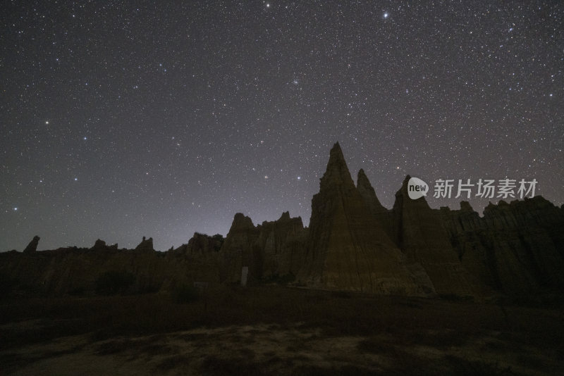 云南土林星空下的独特地貌自然景观