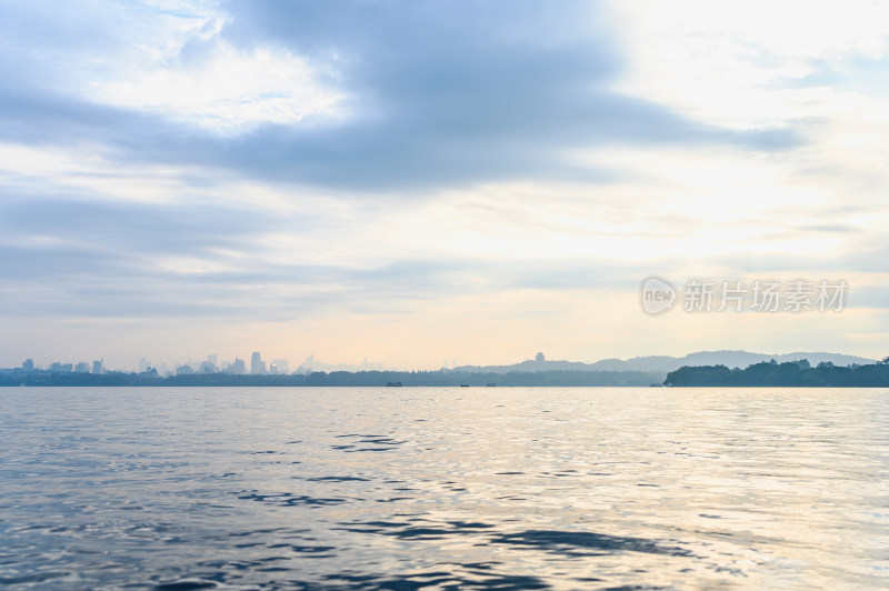 立冬杭州西湖日出朝霞水面倒影