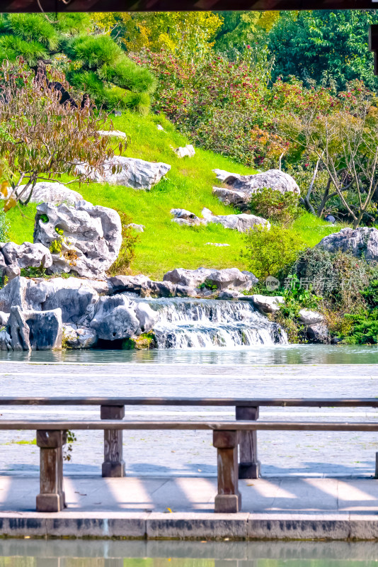 晴朗的午后，扬州瘦西湖江南园林风景