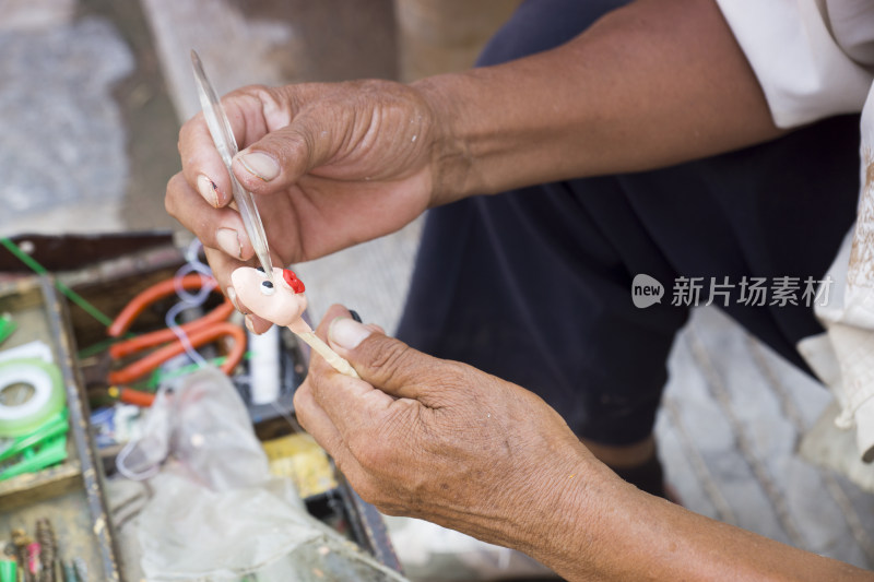 捏面人手部操作特写