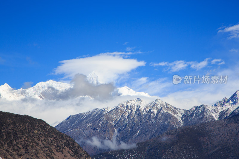 西藏林芝冬季南迦巴瓦峰蓝天白云下的雪山