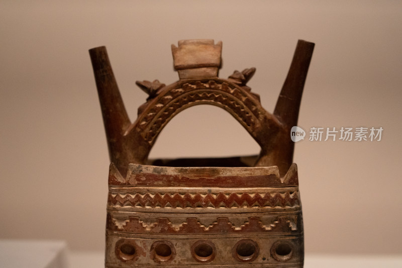 秘鲁中央银行附属博物馆藏西坎建筑形陶瓶
