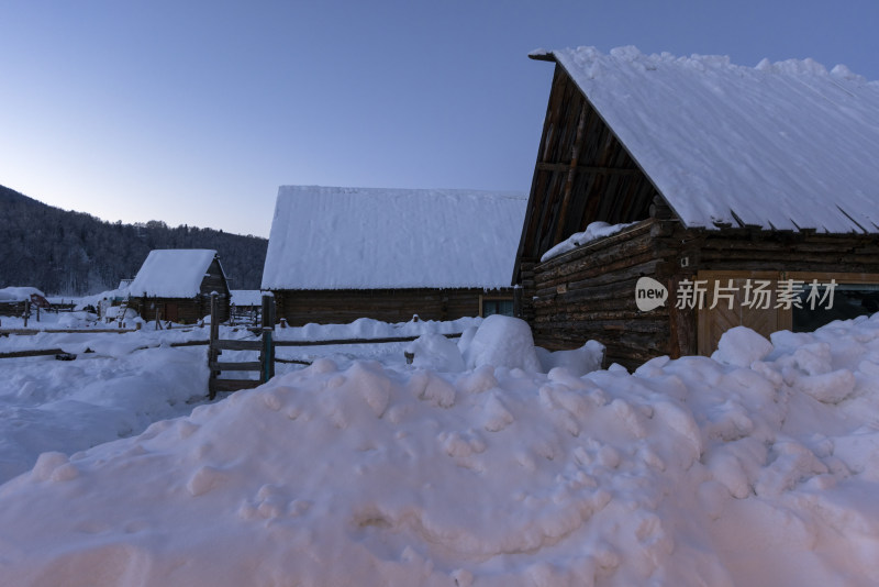 新疆禾木雪后山村木屋景象