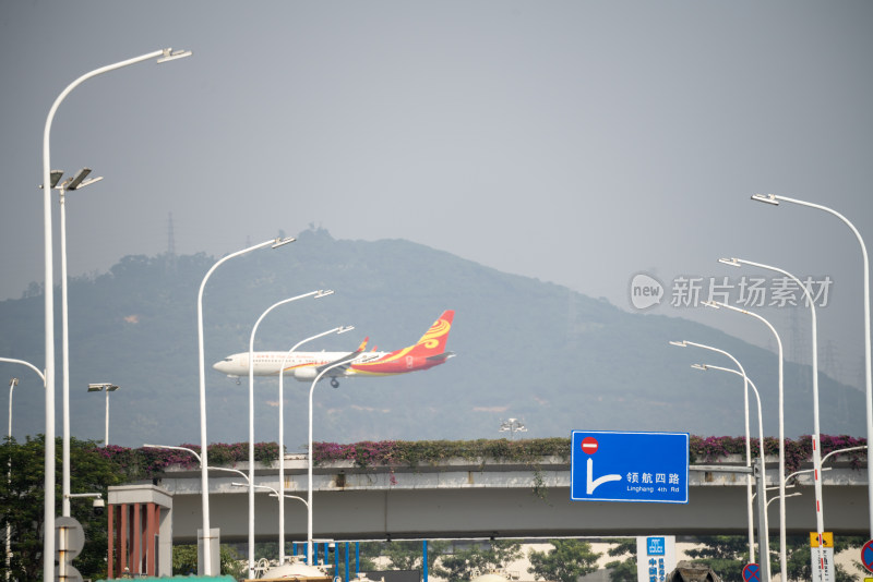 空中飞行的客机特写