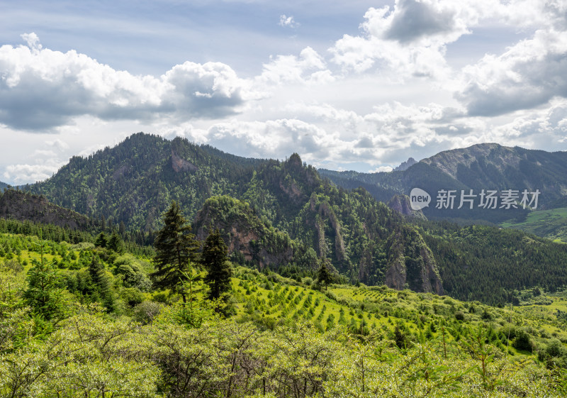 蓝天白云山峰