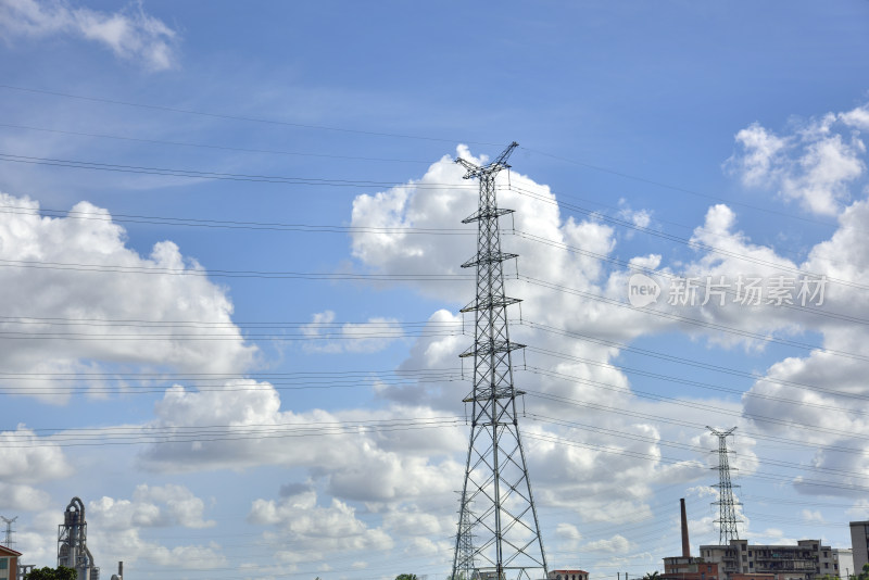 高压电塔在蓝天白云下