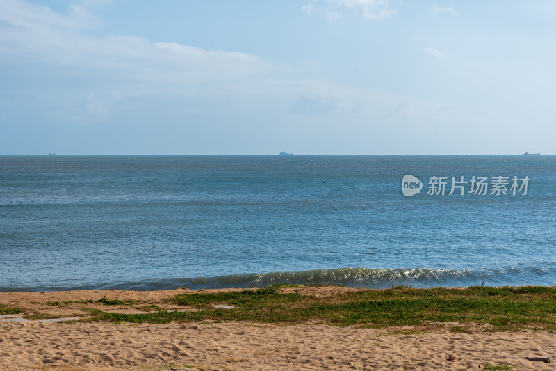 海边沙滩与广阔海面景象