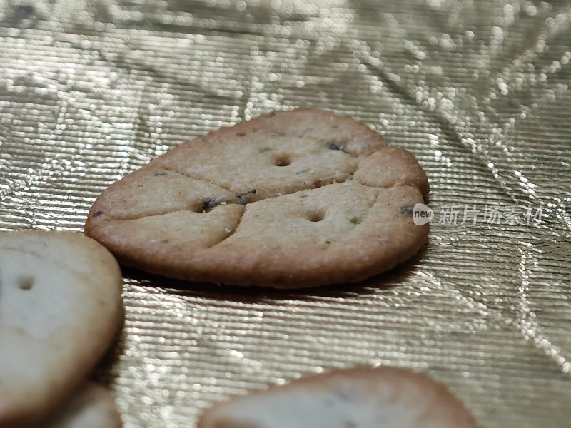 金色背景上放置着的美味饼干