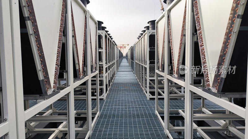 数据中心屋顶整齐排列的暖通系统空调