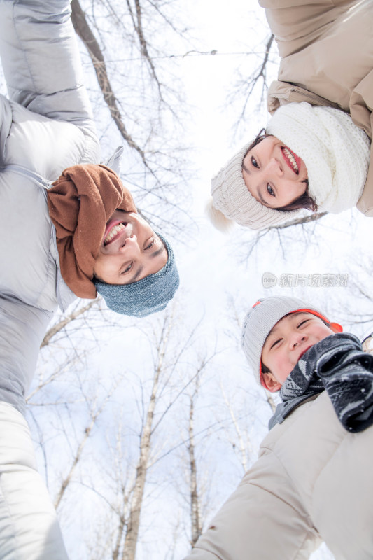 在雪地里玩耍的快乐家庭