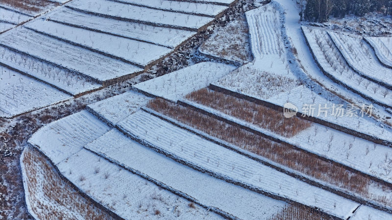 航拍山城街道梯田雪景