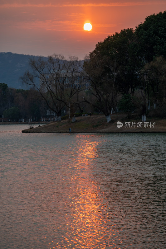 夕阳下河畔石桥与建筑景观