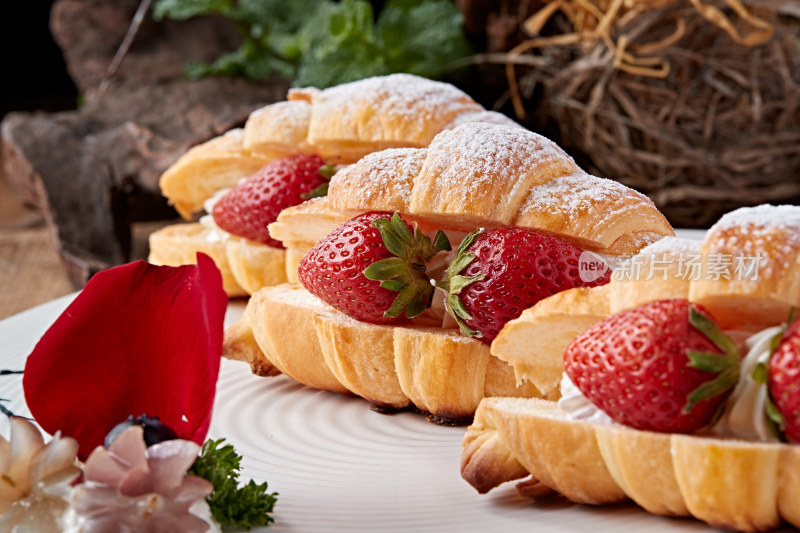 鲜奶油草莓牛角面包