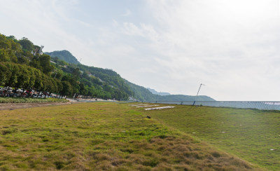 草地及周边山林远景自然风景