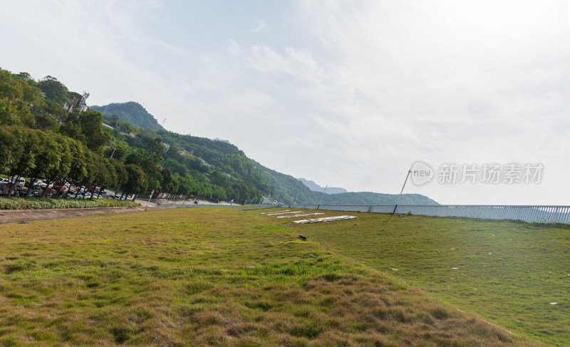 草地及周边山林远景自然风景