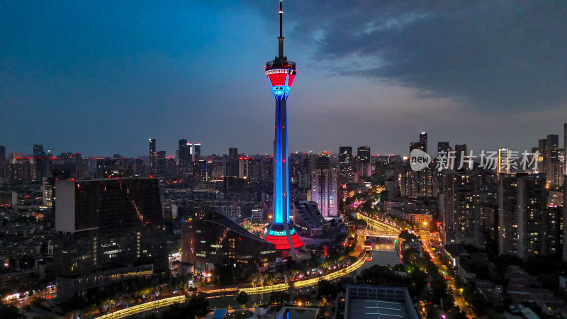 四川成都蓝调时刻天府熊猫塔夜景航拍图