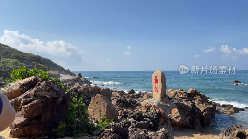 海南海滩海边礁石浪花