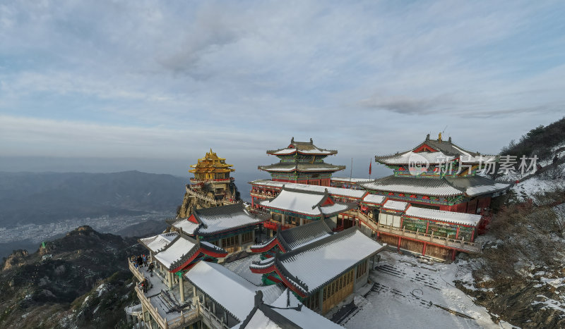 河南老君山飞雪中的千年古树冬季航拍