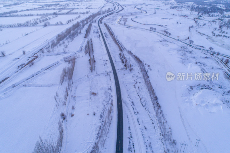 冬季雪地里的公路