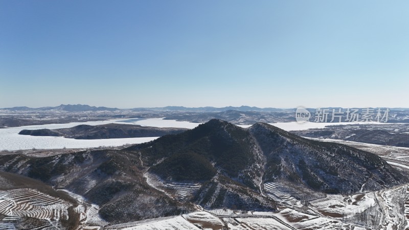 冰雪覆盖的山川大地壮丽全景