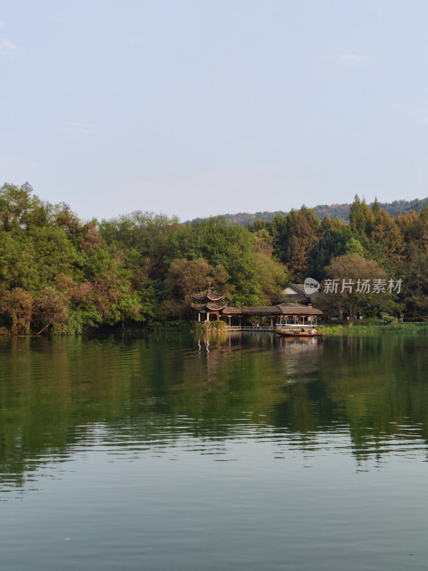 浴鹄湾湖畔中式建筑与山林景观