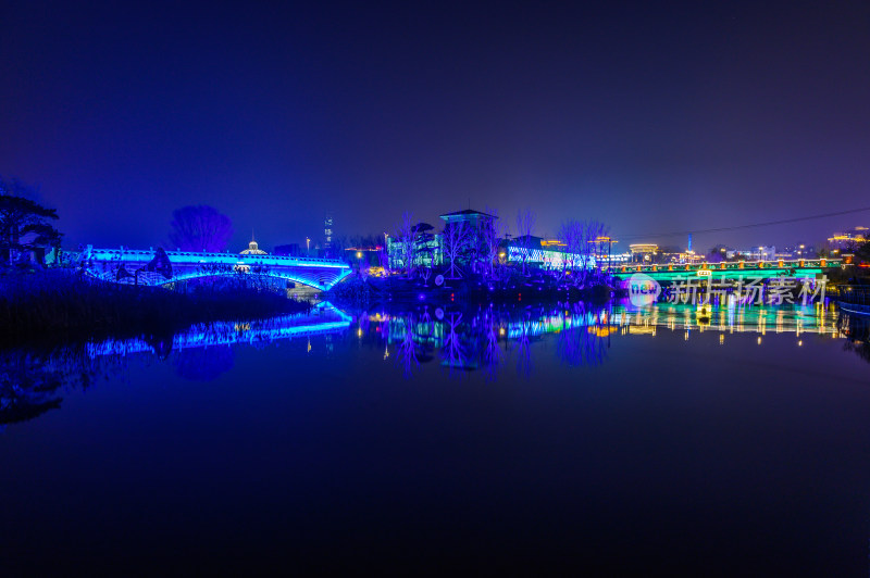 北京城市夜景彩色灯光秀与水面倒影