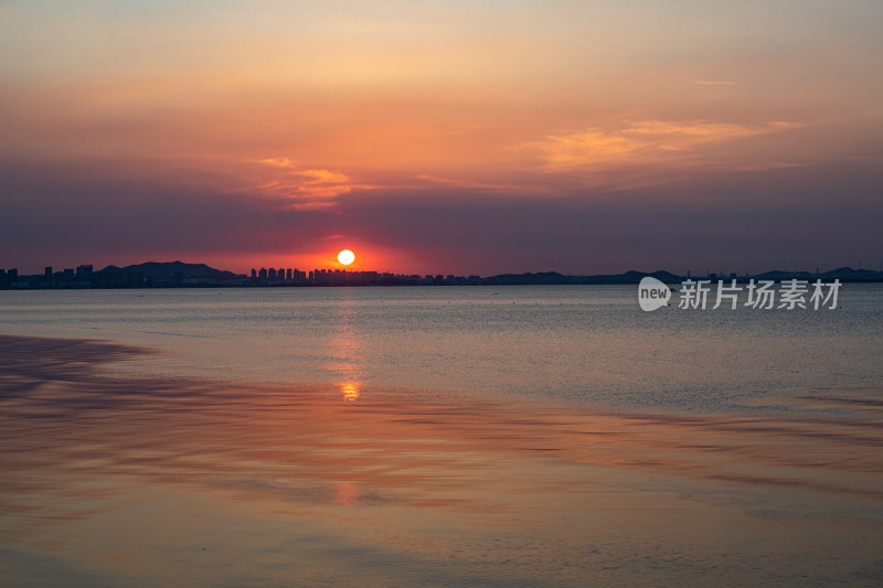 山东烟台金沙滩景区海上日落晚霞景观