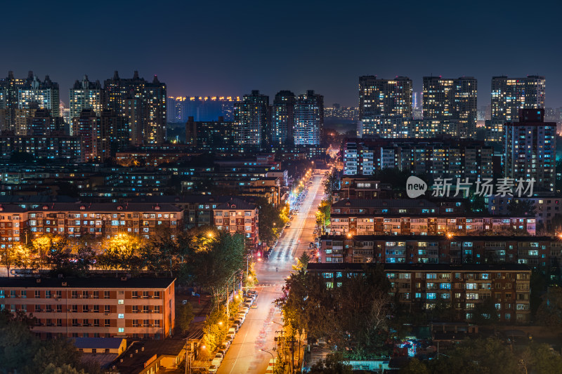 北京城市夜景下灯火通明的街道