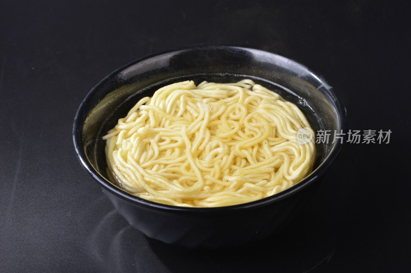 白色盘子中新鲜的面条特写