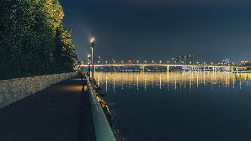 柳州江边河堤亲水平台与文昌大桥夜景