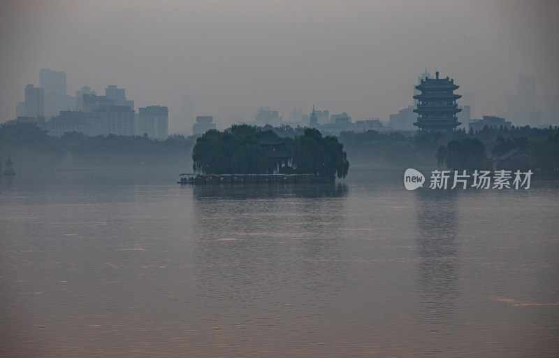 济南大明湖风景区雾色日出景点景观城市风光