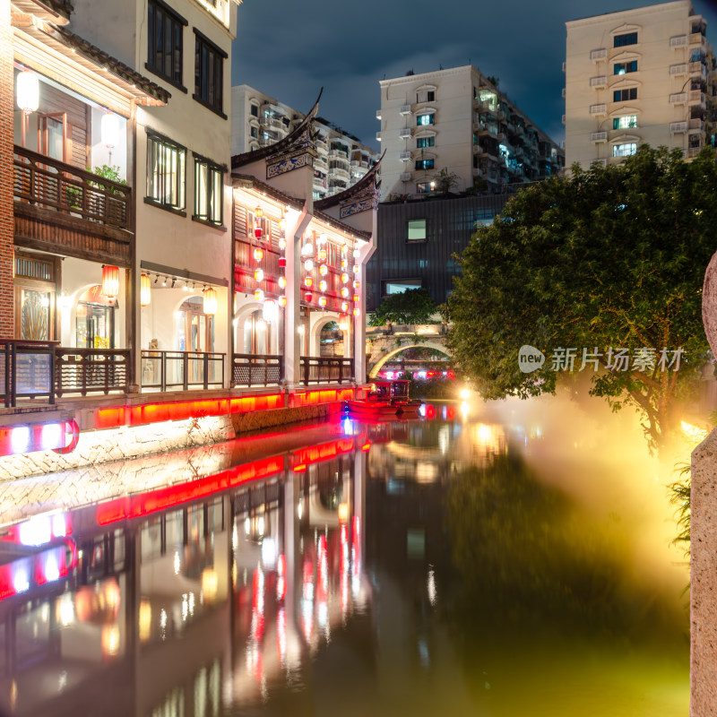 福州上下杭景区夜晚上的河岸中式建筑