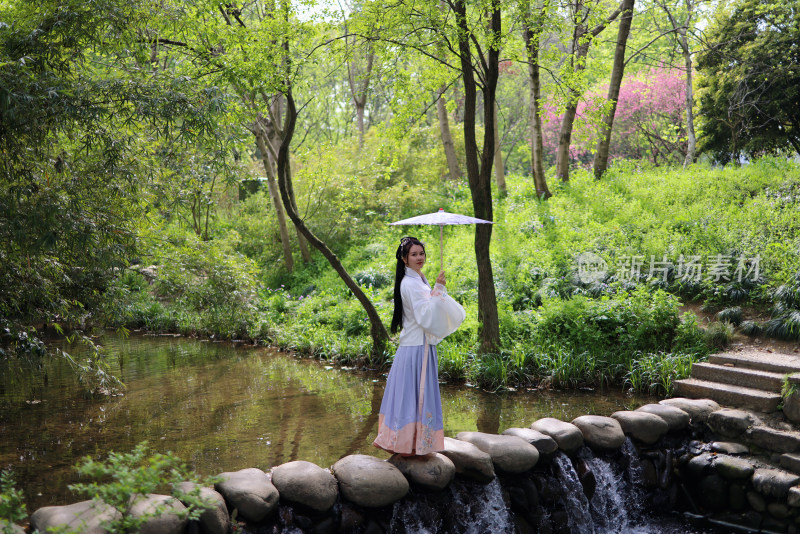 杭州西湖风景区茅家埠穿汉服的女人