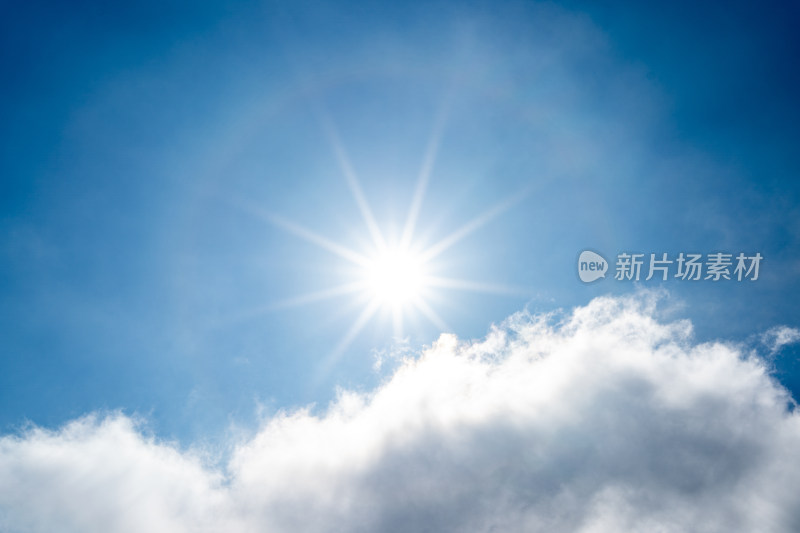 秋季阿坝州老鸦山五彩森林天空中的太阳光晕