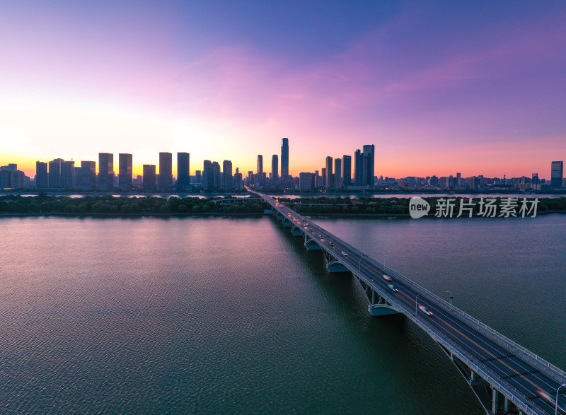 航拍清晨湖南长沙橘子洲大桥湘江沿岸风光