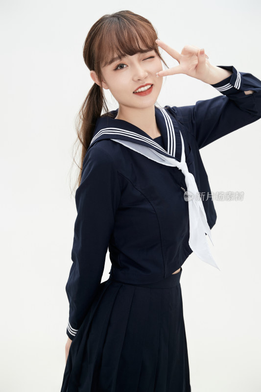 身穿日系高中制服的美丽少女