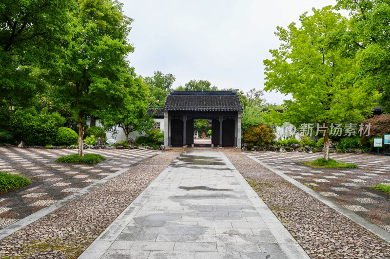 梅雨季节的苏州昆山亭林园