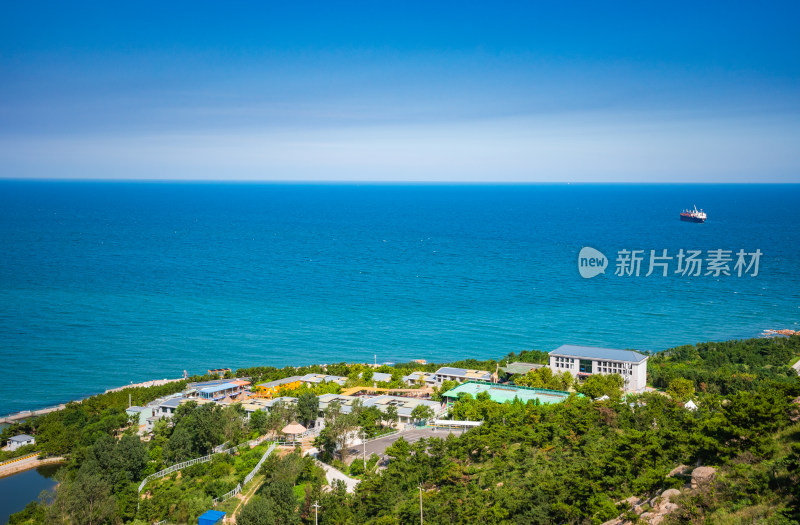 蓝天白云下天空海岸线自然风景