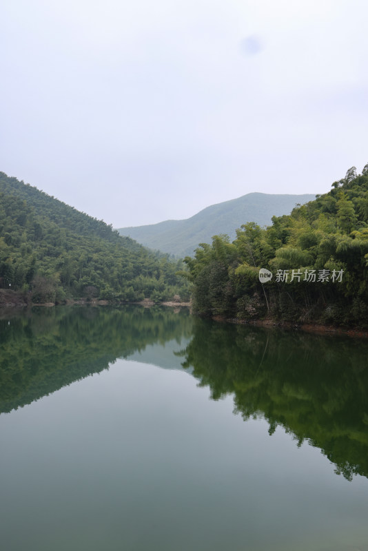 浙江湖州德清县上杨村静谧的湖光山色