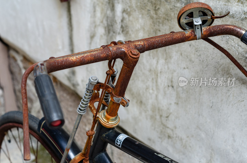一个生锈的老式自行车把手特写