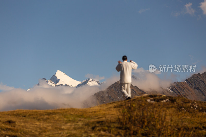 蓝天白云山峰云雾太极拳