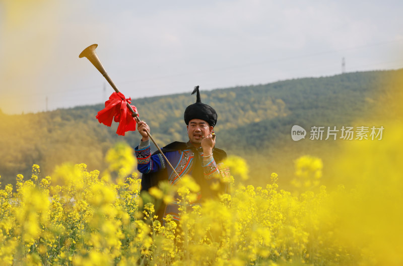 油菜花开春意浓 美丽乡村入画来