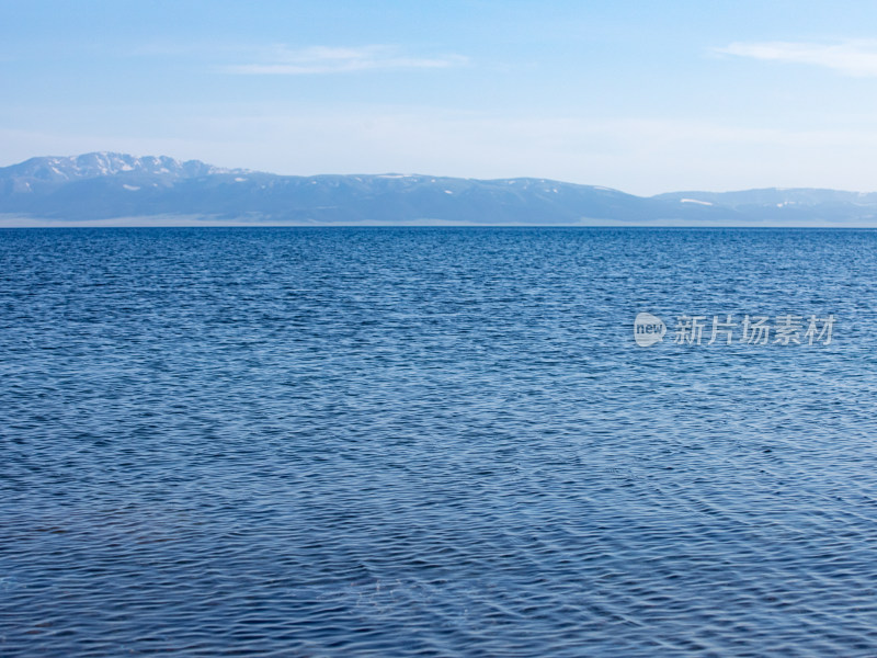 新疆赛里木湖蓝色的湖面自然风景